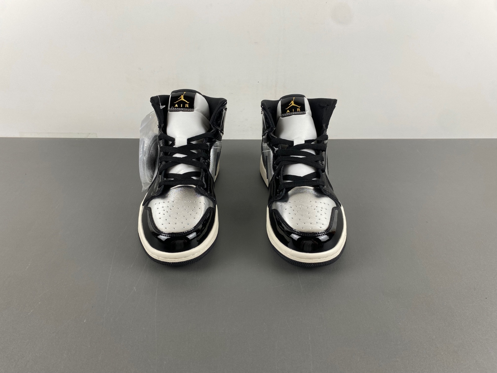 Air Jordan 1 Mid SE GS “Black/Metallic Silver” FZ3938-001