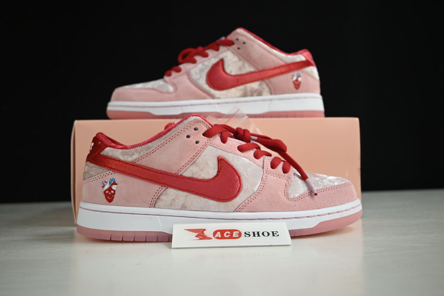strangelove x nike sb dunk low “valentine’s day” ct2552-800