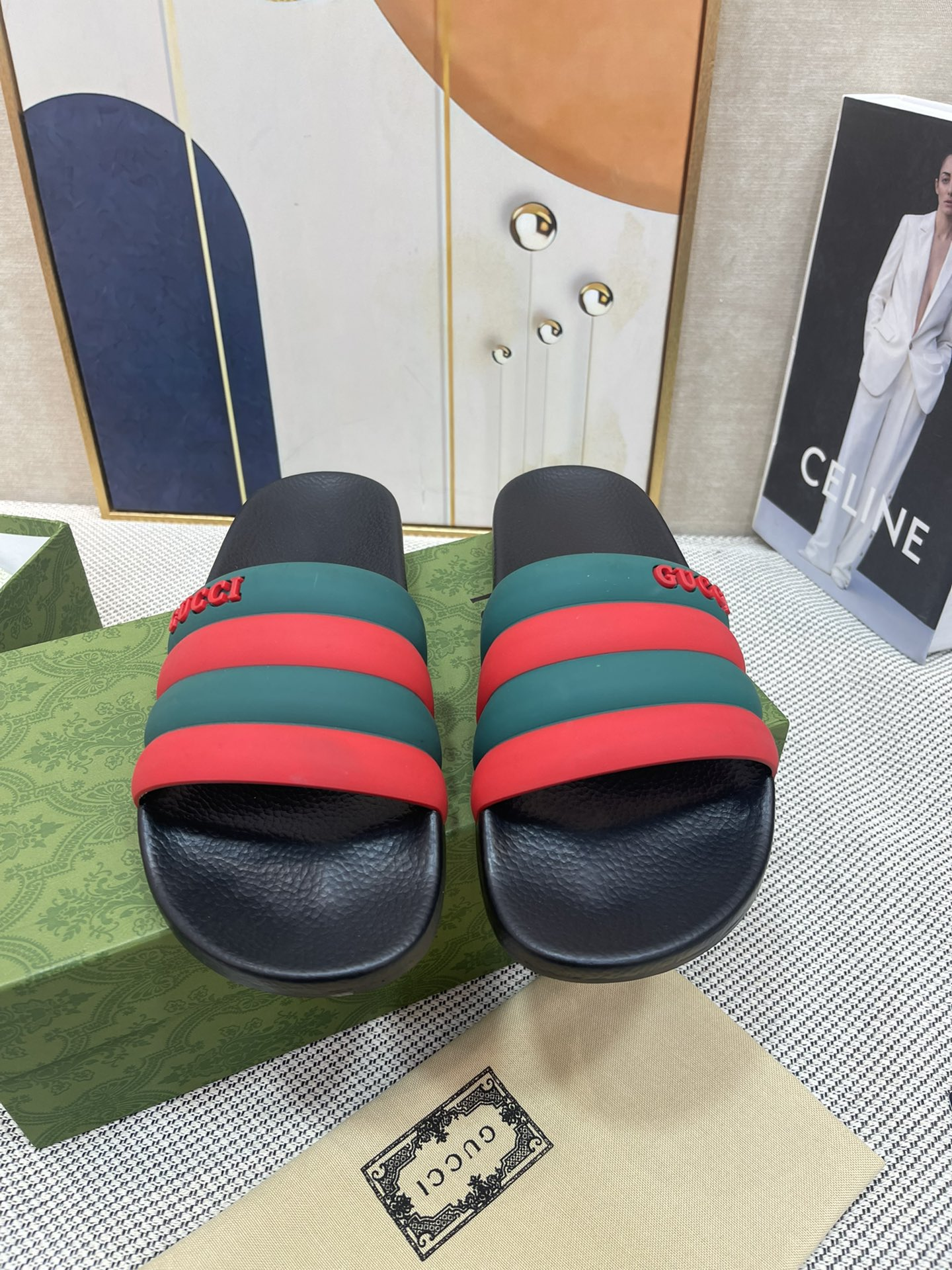 G*u*i sandals