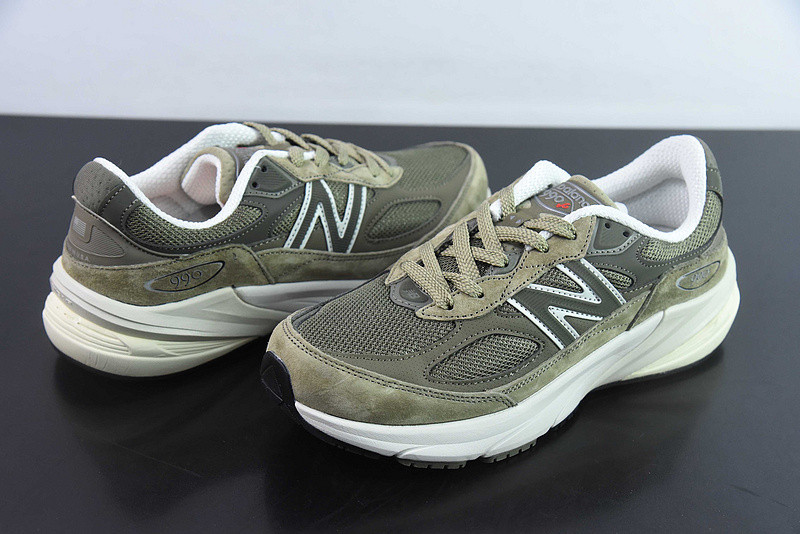 NEW BALANCE SNEAKER