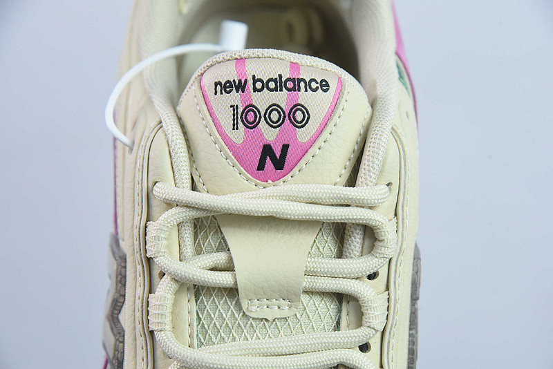 NEW BALANCE SNEAKER