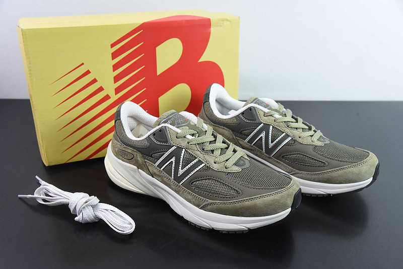 NEW BALANCE SNEAKER